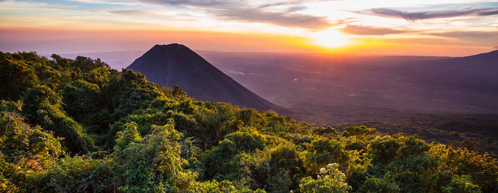Volcán Izalco, en El Salvador el más joven de los volcanes del Salvador  tiene a su alrededor más de 125 especies de árboles.